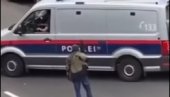 SNIMAK PRIVOĐENJA TERORISTE U LINCU: Uhapšen monstrum povezan sa napadom u Beču (VIDEO) SNIMAK PRIVOĐENJA TERORISTE U LINCU: Uhapšen monstrum povezan sa napadom u Beču (VIDEO)