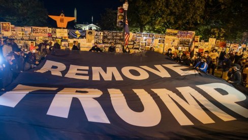 ШТА СЕ ДЕШАВА ИСПРЕД БЕЛЕ КУЋЕ? Транспаренти, Трампова лутка, демонстранти и потенцијално буре барута (ФОТО/ВИДЕО) ШТА СЕ ДЕШАВА ИСПРЕД БЕЛЕ КУЋЕ? Транспаренти, Трампова лутка, демонстранти и потенцијално буре барута (ФОТО/ВИДЕО)