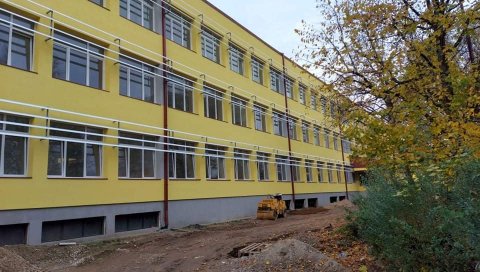 ШКОЛА ОБНОВЉЕНА ОД ПОДРУМА ДО КРОВА: Грађевински радови на обнови највеће школе у општини Владичин Хан ШКОЛА ОБНОВЉЕНА ОД ПОДРУМА ДО КРОВА: Грађевински радови на обнови највеће школе у општини Владичин Хан