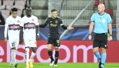SKANDAL U HOLANDIJI! Navijači PSV pogodili Dušana Tadića novčićem u glavu (VIDEO) SKANDAL U HOLANDIJI! Navijači PSV pogodili Dušana Tadića novčićem u glavu (VIDEO)