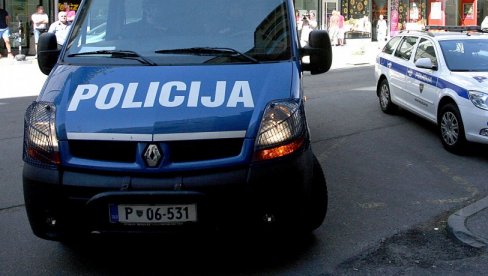 MUŠKARAC U LJUBLJANI NOŽEVIMA PRETIO PROLAZNICIMA: Predao se policiji posle sat vremena
