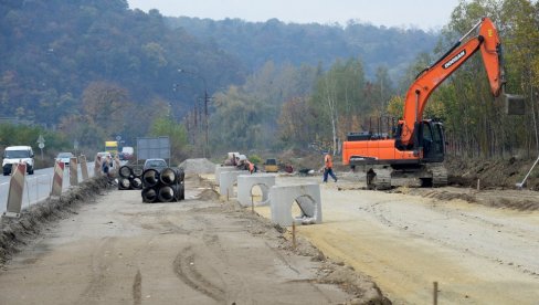POČELO IZLIVANJE BAŠTICA: Obiman posao u Bulevaru patrijarha Pavla napreduje, najviše radnika kod raskrsnice sa Ulicom Pere Velimirovića POČELO IZLIVANJE BAŠTICA: Obiman posao u Bulevaru patrijarha Pavla napreduje, najviše radnika kod raskrsnice sa Ulicom Pere Velimirovića