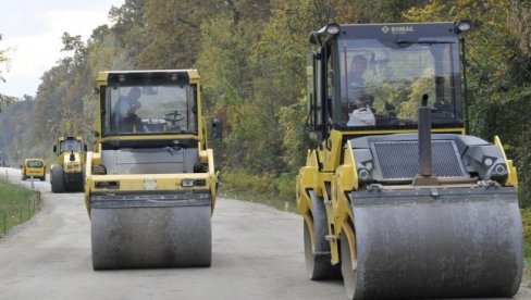 NOVI PUT SPAJA OBRENOVAC I SURČIN: U toku su radovi putara na saobraćajnici dugačkoj 7,3 kilometra između dve prigradske opštine NOVI PUT SPAJA OBRENOVAC I SURČIN: U toku su radovi putara na saobraćajnici dugačkoj 7,3 kilometra između dve prigradske opštine