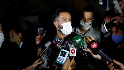 MARADONIN DOKTOR POSLE OPERACIJE IZAŠAO PRED NAVIJAČE: Usledio je šok, ovako nešto nije očekivao (VIDEO) MARADONIN DOKTOR POSLE OPERACIJE IZAŠAO PRED NAVIJAČE: Usledio je šok, ovako nešto nije očekivao (VIDEO)