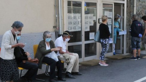 VELIKE GUŽVE U KOVID AMBULANTAMA: U Srbiji testirano više od 20.000 građana, na pregledima uglavnom nevakcinisani VELIKE GUŽVE U KOVID AMBULANTAMA: U Srbiji testirano više od 20.000 građana, na pregledima uglavnom nevakcinisani