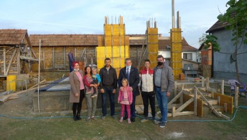 ГРАДЕ КУЋУ ЗА ПОРОДИЦУ ВУЈИЋ : Град Бијељина помаже социјално угрожене грађане ГРАДЕ КУЋУ ЗА ПОРОДИЦУ ВУЈИЋ : Град Бијељина помаже социјално угрожене грађане