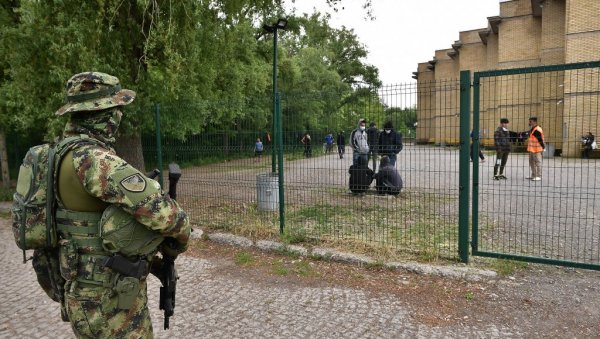 ДОК ЈЕ ВОЈСКЕ СВЕ ЈЕ МИРНО: Шид опет стрепи од миграната којих је све више, грађани на протестима траже помоћ државе ДОК ЈЕ ВОЈСКЕ СВЕ ЈЕ МИРНО: Шид опет стрепи од миграната којих је све више, грађани на протестима траже помоћ државе