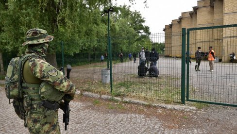 DOK JE VOJSKE SVE JE MIRNO: Šid opet strepi od migranata kojih je sve više, građani na protestima traže pomoć države DOK JE VOJSKE SVE JE MIRNO: Šid opet strepi od migranata kojih je sve više, građani na protestima traže pomoć države