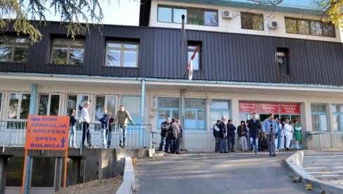 NAGLI SKOK OBOLELIH U VRŠCU: Zaraženo 58 osoba, a na lečenju 24 pacijenata NAGLI SKOK OBOLELIH U VRŠCU: Zaraženo 58 osoba, a na lečenju 24 pacijenata
