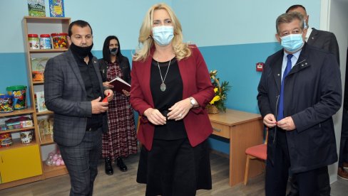 ОТВОРЕНО НОВО ОБДАНИШТЕ И ФИСКУЛТУРНА САЛА: Председница Српске Жељка Цвијановић у Патковачи (ФОТО) ОТВОРЕНО НОВО ОБДАНИШТЕ И ФИСКУЛТУРНА САЛА: Председница Српске Жељка Цвијановић у Патковачи (ФОТО)