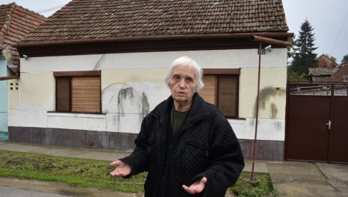 ВИШЕГОДИШЊЕ МУКЕ КИКИНЂАНКЕ: Ирени ноћу непознати починиоци фарбом прљају фасаду куће и уносе јој страх (ФОТО) ВИШЕГОДИШЊЕ МУКЕ КИКИНЂАНКЕ: Ирени ноћу непознати починиоци фарбом прљају фасаду куће и уносе јој страх (ФОТО)