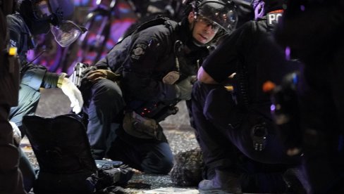 PROTESTI ŠIROM AMERIKE: Trampove i Bajdenove pristalice na ulicama, sukobi sa policijom (FOTO/VIDEO) PROTESTI ŠIROM AMERIKE: Trampove i Bajdenove pristalice na ulicama, sukobi sa policijom (FOTO/VIDEO)