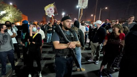 НАОРУЖАНИ ИСПРЕД ИЗБОРНОГ ЦЕНТРА: Протест Трампових присталица у Аризони (ФОТО/ВИДЕО) НАОРУЖАНИ ИСПРЕД ИЗБОРНОГ ЦЕНТРА: Протест Трампових присталица у Аризони (ФОТО/ВИДЕО)