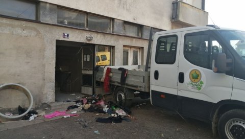НОВИ ДЕТАЉИ ИЗ ВРАЊА: Почело рашчишћавање стана у ком се налази леш (ФОТО) НОВИ ДЕТАЉИ ИЗ ВРАЊА: Почело рашчишћавање стана у ком се налази леш (ФОТО)