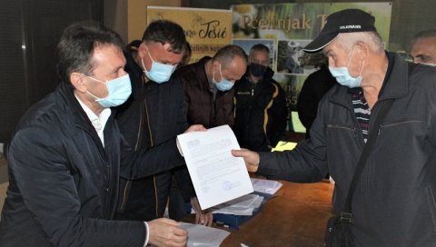 ПОМОЋ У ПРАВИ ЧАС: Угљевичка власт обрадовала пчеларе ПОМОЋ У ПРАВИ ЧАС: Угљевичка власт обрадовала пчеларе