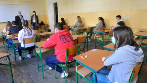 ШКОЛЕ И ДАЉЕ РАДЕ, НЕЋЕ БИТИ КАРАНТИНА: Kризни штаб данас разматра нове мере ШКОЛЕ И ДАЉЕ РАДЕ, НЕЋЕ БИТИ КАРАНТИНА: Kризни штаб данас разматра нове мере