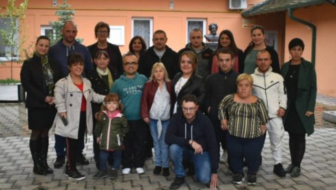 МАЛИ ЉУДИ ТРАЖЕ СВОЈА ПРАВА: Овележен Светски дан особа ниског раста у Сомбору МАЛИ ЉУДИ ТРАЖЕ СВОЈА ПРАВА: Овележен Светски дан особа ниског раста у Сомбору