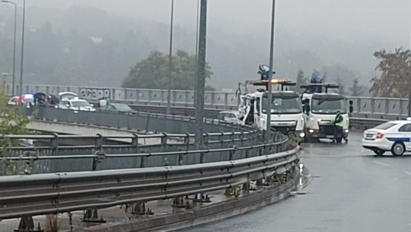 ПОТРЕСНЕ СЦЕНЕ НАКОН НЕСРЕЋЕ НА МОСТУ НА АДИ: Возило потпуно уништено, ватрогасци извлачили жену из аутомобила ПОТРЕСНЕ СЦЕНЕ НАКОН НЕСРЕЋЕ НА МОСТУ НА АДИ: Возило потпуно уништено, ватрогасци извлачили жену из аутомобила