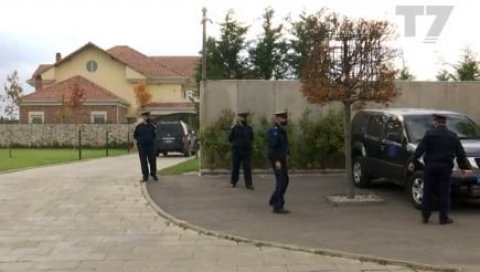 ПРИШТИНА ПОД ОПСАДОМ ОД РАНОГ ЈУТРА: Јаке снаге Еулекса претресају Тачијеву кућу (ВИДЕО) ПРИШТИНА ПОД ОПСАДОМ ОД РАНОГ ЈУТРА: Јаке снаге Еулекса претресају Тачијеву кућу (ВИДЕО)