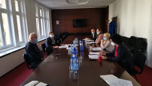 INSPEKCIJA KONTROLIŠE GRAĐANE U PODUNAVSKOM OKRUGU: Pet prekršajnih prijava zbog nepoštovanja distance INSPEKCIJA KONTROLIŠE GRAĐANE U PODUNAVSKOM OKRUGU: Pet prekršajnih prijava zbog nepoštovanja distance