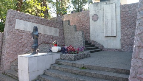 КРВАВО КОЛО СЕ СПРЕМА: Оскрнављен споменик палим борцима у Другом светском рату на Савини КРВАВО КОЛО СЕ СПРЕМА: Оскрнављен споменик палим борцима у Другом светском рату на Савини