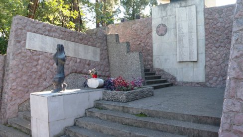 КРВАВО КОЛО СЕ СПРЕМА: Оскрнављен споменик палим борцима у Другом светском рату на Савини КРВАВО КОЛО СЕ СПРЕМА: Оскрнављен споменик палим борцима у Другом светском рату на Савини