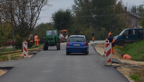 НОВО ЛИЦЕ ГЛАВНЕ УЛИЦЕ У ПАВЛИШУ: Реконструисано преко два километра асфалтног пута НОВО ЛИЦЕ ГЛАВНЕ УЛИЦЕ У ПАВЛИШУ: Реконструисано преко два километра асфалтног пута