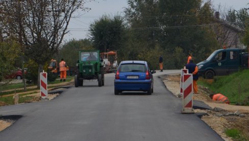 NOVO LICE GLAVNE ULICE U PAVLIŠU: Rekonstruisano preko dva kilometra asfaltnog puta NOVO LICE GLAVNE ULICE U PAVLIŠU: Rekonstruisano preko dva kilometra asfaltnog puta
