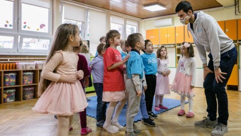 НОВАКОВА СЕЗОНА ДАРИВАЊА: Најбољи тенисер света помаже отварање вртића у српским селима НОВАКОВА СЕЗОНА ДАРИВАЊА: Најбољи тенисер света помаже отварање вртића у српским селима