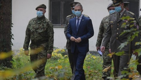 МИНИСТАР СТЕФАНОВИЋ У НОВОСАДСКОЈ КАСАРНИ: Подсетио се лепих успомена у објекту у ком је служио војни рок МИНИСТАР СТЕФАНОВИЋ У НОВОСАДСКОЈ КАСАРНИ: Подсетио се лепих успомена у објекту у ком је служио војни рок