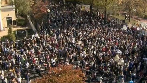 БАЈДЕНОВЕ ПРИСТАЛИЦЕ СЛАВЕ: Кад су митинзи били празни, сметала им је пандемија! Сада нема ни дистанце! (ВИДЕО) БАЈДЕНОВЕ ПРИСТАЛИЦЕ СЛАВЕ: Кад су митинзи били празни, сметала им је пандемија! Сада нема ни дистанце! (ВИДЕО)