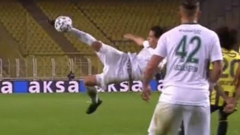MAJSTORIJA BIVŠEG IGRAČA PARTIZANA! Ovo su makazice koje će ući u konkurenciju za gol godine (VIDEO) MAJSTORIJA BIVŠEG IGRAČA PARTIZANA! Ovo su makazice koje će ući u konkurenciju za gol godine (VIDEO)