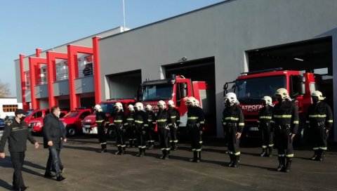 ДОДИК НА СВЕЧАНОСТИ У ПРЊАВОРУ: Граде ФИФА стадион, изградили кружни ток и ватрогасни дом (ФОТО) ДОДИК НА СВЕЧАНОСТИ У ПРЊАВОРУ: Граде ФИФА стадион, изградили кружни ток и ватрогасни дом (ФОТО)
