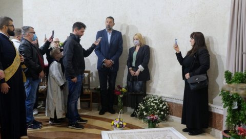 ДИВАЦ ЦЕЛИВАО ГРОБ АМФИЛОХИЈА: Након тога изговорио ове речи о Митрополиту ДИВАЦ ЦЕЛИВАО ГРОБ АМФИЛОХИЈА: Након тога изговорио ове речи о Митрополиту