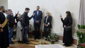ДИВАЦ ЦЕЛИВАО ГРОБ АМФИЛОХИЈА: Након тога изговорио ове речи о Митрополиту ДИВАЦ ЦЕЛИВАО ГРОБ АМФИЛОХИЈА: Након тога изговорио ове речи о Митрополиту