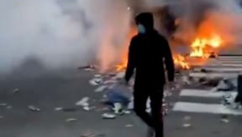 ЂАЦИ НАПАЛИ ПОЛИЦИЈУ ЗБОГ КОРОНЕ: Средњошколци незадовољни оштрим мерама бацали запаљиве бомбе и превртали аутомобиле (ВИДЕО) ЂАЦИ НАПАЛИ ПОЛИЦИЈУ ЗБОГ КОРОНЕ: Средњошколци незадовољни оштрим мерама бацали запаљиве бомбе и превртали аутомобиле (ВИДЕО)