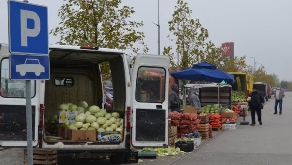 МЛАДЕ ДОМАЋИЦЕ НЕЋЕ ДА КИСЕЛЕ КУПУС: Опала продаја на пијацама, све купују готово у маркетима МЛАДЕ ДОМАЋИЦЕ НЕЋЕ ДА КИСЕЛЕ КУПУС: Опала продаја на пијацама, све купују готово у маркетима