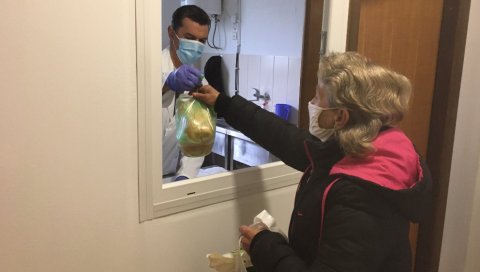НАРОДНА КУХИЊА ЕПАРХИЈЕ БАЧКЕ ПОЧЕЛА ДА РАДИ: Подељено првих 50 оброка НАРОДНА КУХИЊА ЕПАРХИЈЕ БАЧКЕ ПОЧЕЛА ДА РАДИ: Подељено првих 50 оброка