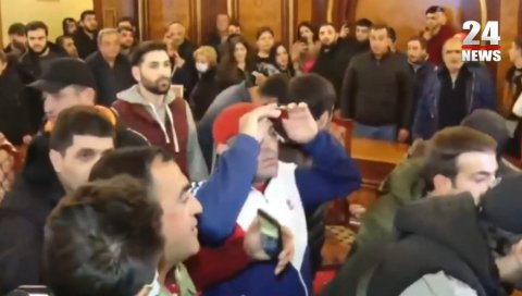 (ВИДЕО) ХАОС У ЈЕРЕВАНУ! Народ ушао у зграду владе, траже Пашињана! Чују се пуцњеви! (ВИДЕО) ХАОС У ЈЕРЕВАНУ! Народ ушао у зграду владе, траже Пашињана! Чују се пуцњеви!