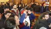 (ВИДЕО) ХАОС У ЈЕРЕВАНУ! Народ ушао у зграду владе, траже Пашињана! Чују се пуцњеви! (ВИДЕО) ХАОС У ЈЕРЕВАНУ! Народ ушао у зграду владе, траже Пашињана! Чују се пуцњеви!