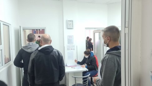 BRAVO NIŠLIJE: Desetine ljudi se odazvalo apelu da daju krv za teško povređenu devojčicu koju je udario autobus (FOTO) BRAVO NIŠLIJE: Desetine ljudi se odazvalo apelu da daju krv za teško povređenu devojčicu koju je udario autobus (FOTO)