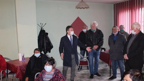 ПОНОСНИ НА СЕДЕ ГЛАВЕ: Општина Угљевик поделила најугроженијим пензионерима по 100 км ПОНОСНИ НА СЕДЕ ГЛАВЕ: Општина Угљевик поделила најугроженијим пензионерима по 100 км