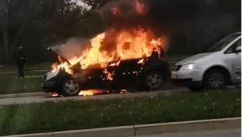 LJUDSKOSTI GDE NESTADE? Gori automobil na Bulevaru Evrope, niko da stane da pomogne sa PP aparatom (VIDEO) LJUDSKOSTI GDE NESTADE? Gori automobil na Bulevaru Evrope, niko da stane da pomogne sa PP aparatom (VIDEO)