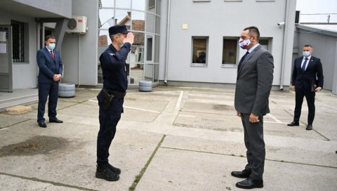ВУЛИН ОБИШАО ПОЛИЦИЈСКУ СТАНИЦУ БАЧ: Приоритет полиције безбедност грађана ВУЛИН ОБИШАО ПОЛИЦИЈСКУ СТАНИЦУ БАЧ: Приоритет полиције безбедност грађана