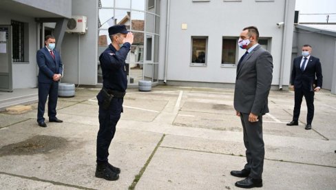 VULIN OBIŠAO POLICIJSKU STANICU BAČ: Prioritet policije bezbednost građana VULIN OBIŠAO POLICIJSKU STANICU BAČ: Prioritet policije bezbednost građana