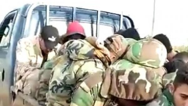 ТЕРОРИСТИ ЗАРОБИЛИ ВОЈНИКЕ: Вичу Алаху акбар, све снимају и возе их на непознату локацију (ВИДЕО) ТЕРОРИСТИ ЗАРОБИЛИ ВОЈНИКЕ: Вичу Алаху акбар, све снимају и возе их на непознату локацију (ВИДЕО)