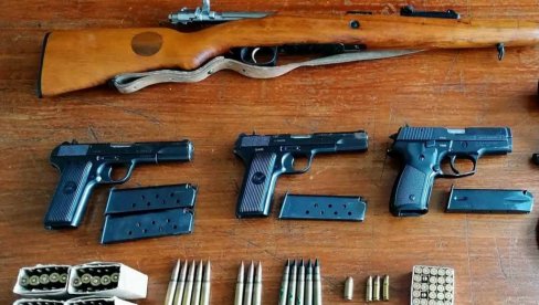 HAPŠENJE U SMEDEREVU: Priveden muškaraz zbog sumnje da je da je prodava oružje HAPŠENJE U SMEDEREVU: Priveden muškaraz zbog sumnje da je da je prodava oružje