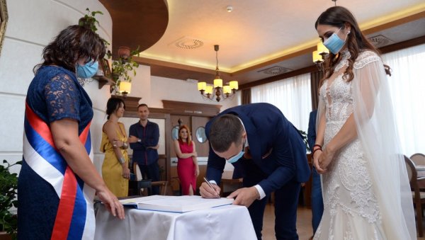 МАЊЕ БРАКОВА, АЛИ И РАЗВОДА: Епидемија короне одразила се и на број организованих венчања МАЊЕ БРАКОВА, АЛИ И РАЗВОДА: Епидемија короне одразила се и на број организованих венчања