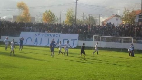 ZA ALBANCE NE VAŽE ISTA PRAVILA? Pune tribine na meču u pčinjskoj okružnoj ligi, uprkos merama Vlade ZA ALBANCE NE VAŽE ISTA PRAVILA? Pune tribine na meču u pčinjskoj okružnoj ligi, uprkos merama Vlade