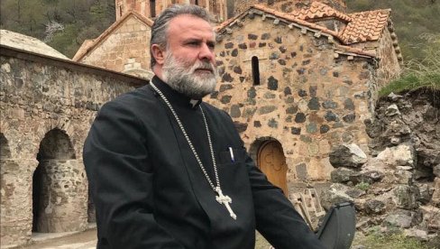 ТУГА ЗА ХРИШЋАНЕ: Свештеник који је оружјем бранио манастир у Карабаху – сад мора да га напусти ТУГА ЗА ХРИШЋАНЕ: Свештеник који је оружјем бранио манастир у Карабаху – сад мора да га напусти
